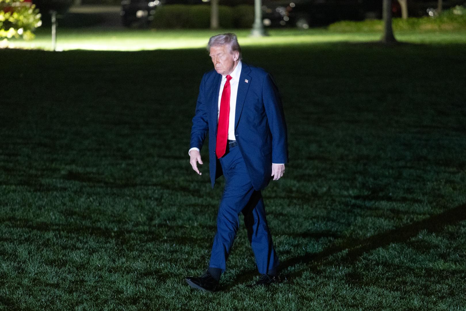 3月30日，美國總統川普搭乘直升機返回首都華盛頓白宮。（新華社）