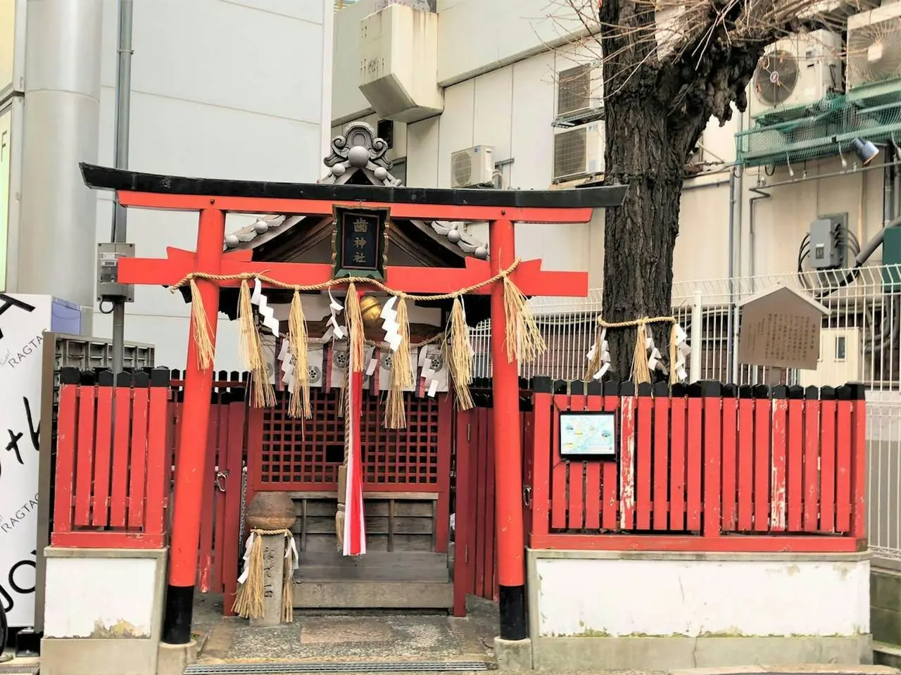 大阪梅田鬧市藏小巧齒神社，主神齒神大神原為抵擋澱川洪水的巨石守護神，後因諧音轉為護牙神明，牙醫與遊客專程參拜，護齒信仰搭配科學刷牙習慣更實在。來源：X）