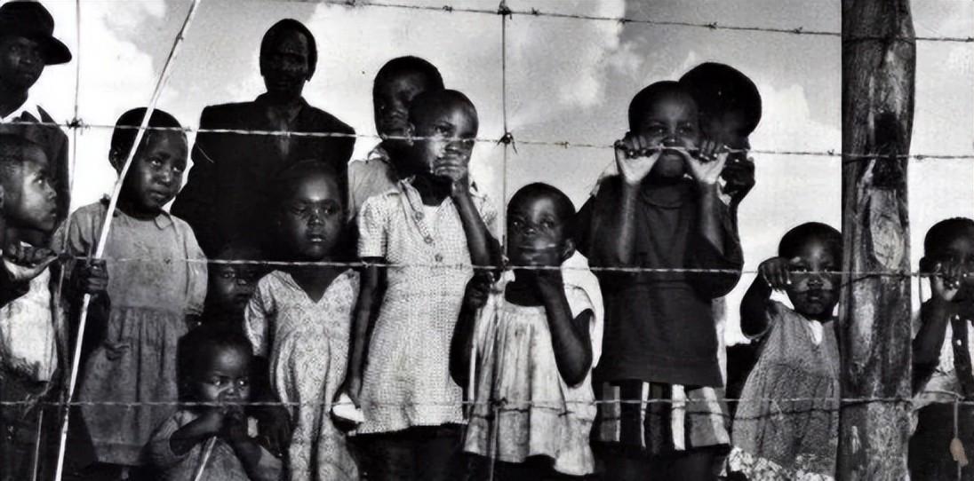 南非種族隔離政策的根源可以追溯到殖民地時期。17世紀荷蘭人開始在南非殖民，隨後英國人也加入其中。這些歐洲殖民者為了維護自身的統治地位，逐漸形成了對當地黑人和其他有色人種的歧視和壓迫。(南非種族隔離博物館圖片)