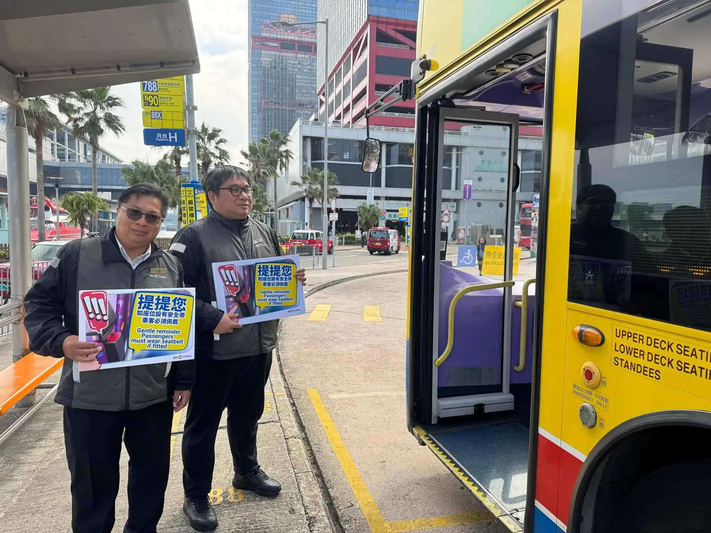 新法例明確指出，乘客須為佩戴安全帶自行負責，這正是推動「自保互保」的安全意識。  政策經過長期諮詢、按部就班推行，如今擴展至所有車種，正是為了不留安全漏洞。 香港的道路安全水平一向位居世界前列，這有賴於市民良好的安全意識與守法精神。(圖：運輸署 Agent T@FB)