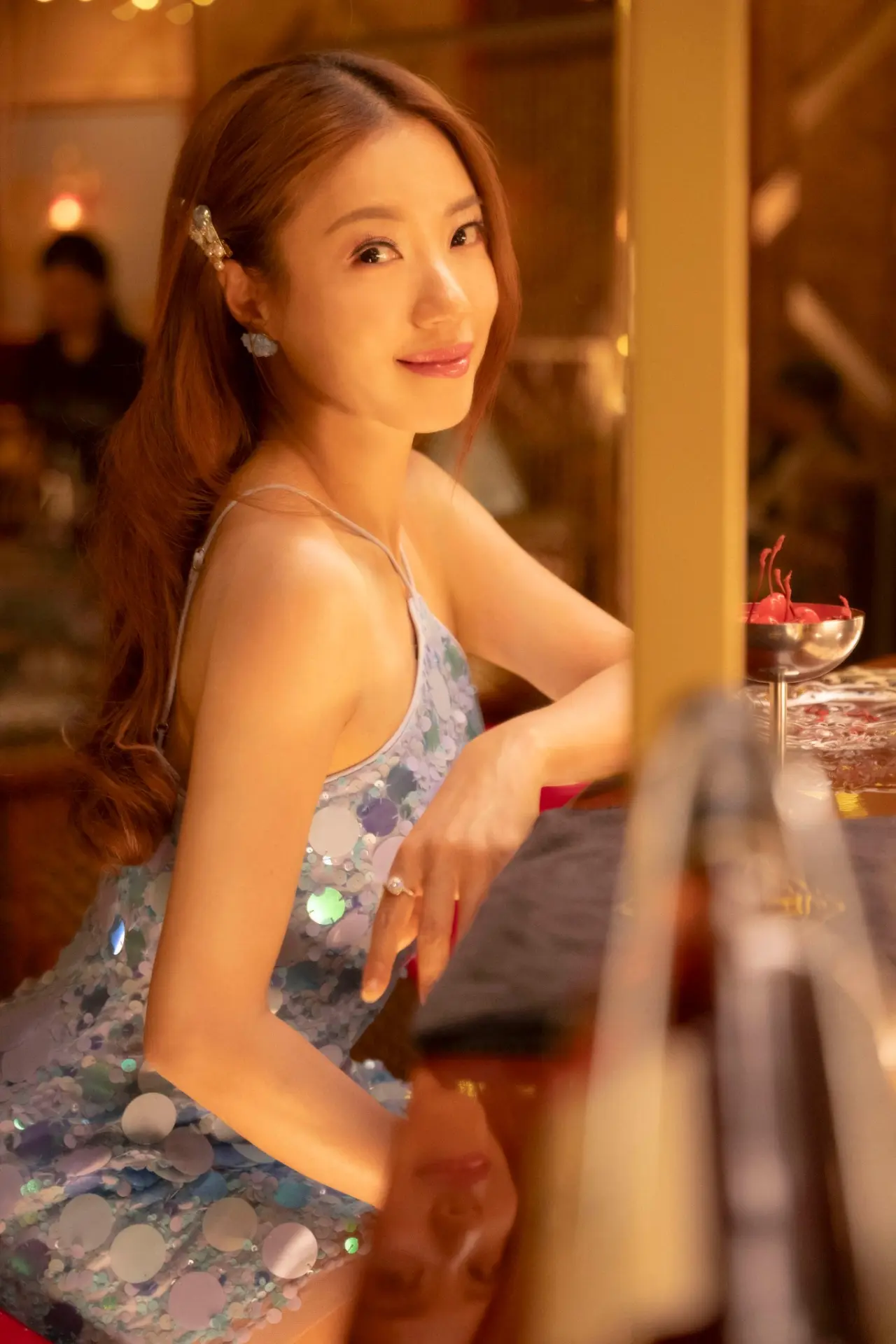 《夜王》以2012年香港尖東為背景，講述昔日風光一時的東日夜總會被收購後，在尖東摸爬滾打數十年的大經理歡哥（黃子華飾），面臨時代轉變的挑戰，而公司新任CEO竟是他狠辣的前妻V姐（鄭秀文飾）。(圖：Edko Films Ltd. 安樂影片@FB)
