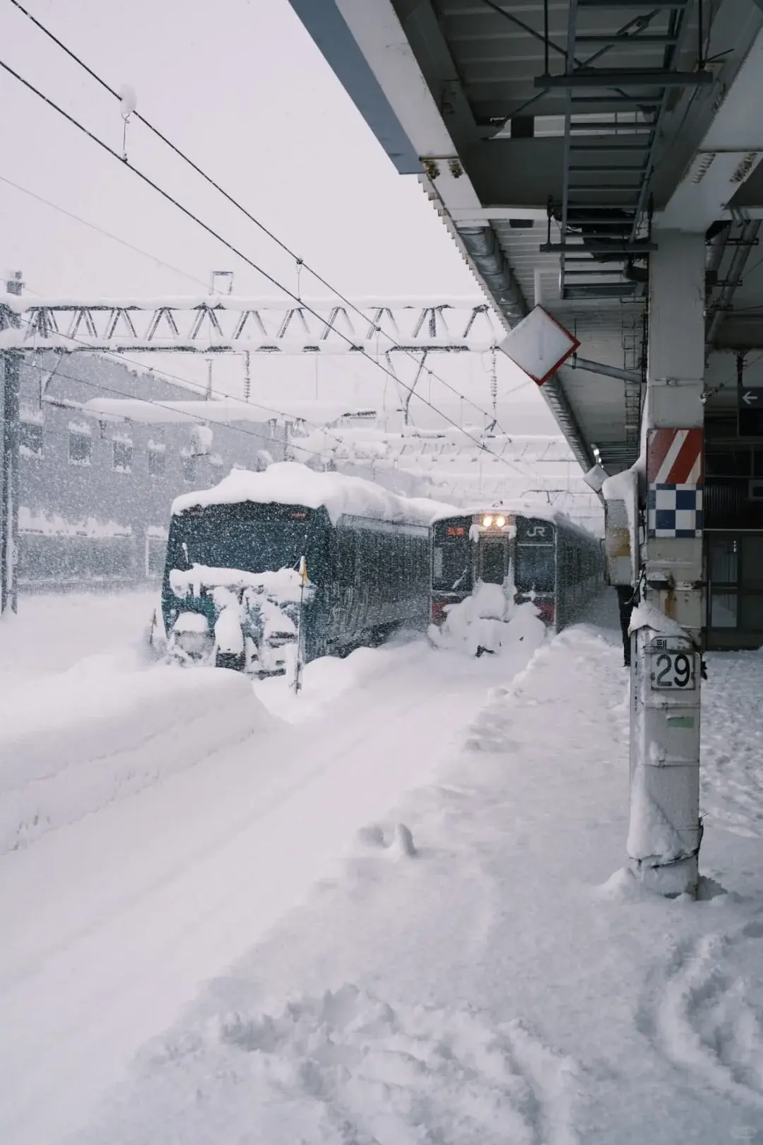 日本受特殊氣壓影響遭遇世紀大雪，青森積雪達178cm，多地積雪翻倍。2周內因雪災致18人死亡、249人受傷，多人除雪時慘遭活埋。（示意圖來源：小紅書網友）
