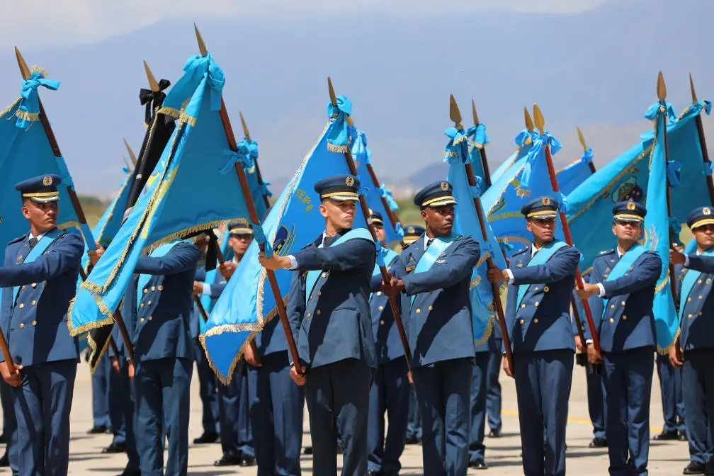 11月27日，在委內瑞拉馬拉凱市的解放者空軍基地，空軍部隊軍人列隊參加空軍成立105周年紀念活動。新華社發（委內瑞拉國防部供圖）