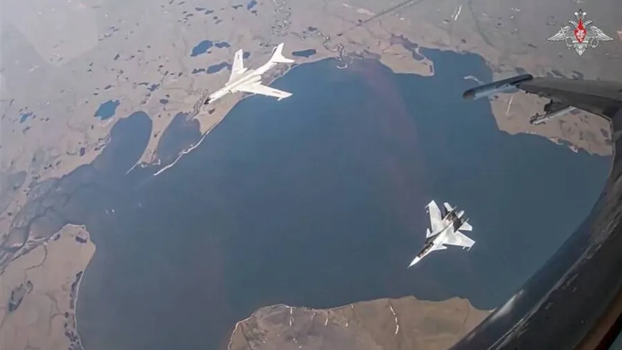 解放軍轟炸機2024年逼近阿拉斯加 展示三位一體核打擊能力的封面圖片