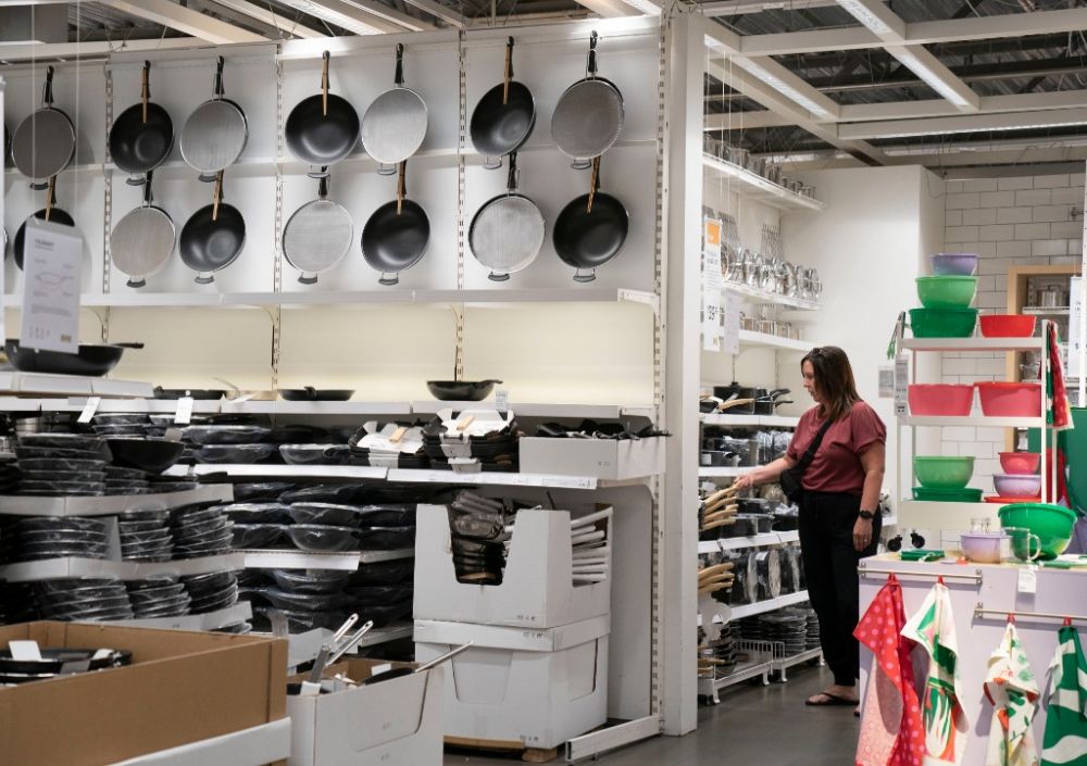 顧客在美國加州東帕洛阿爾托市一家商場購物。(新華社)