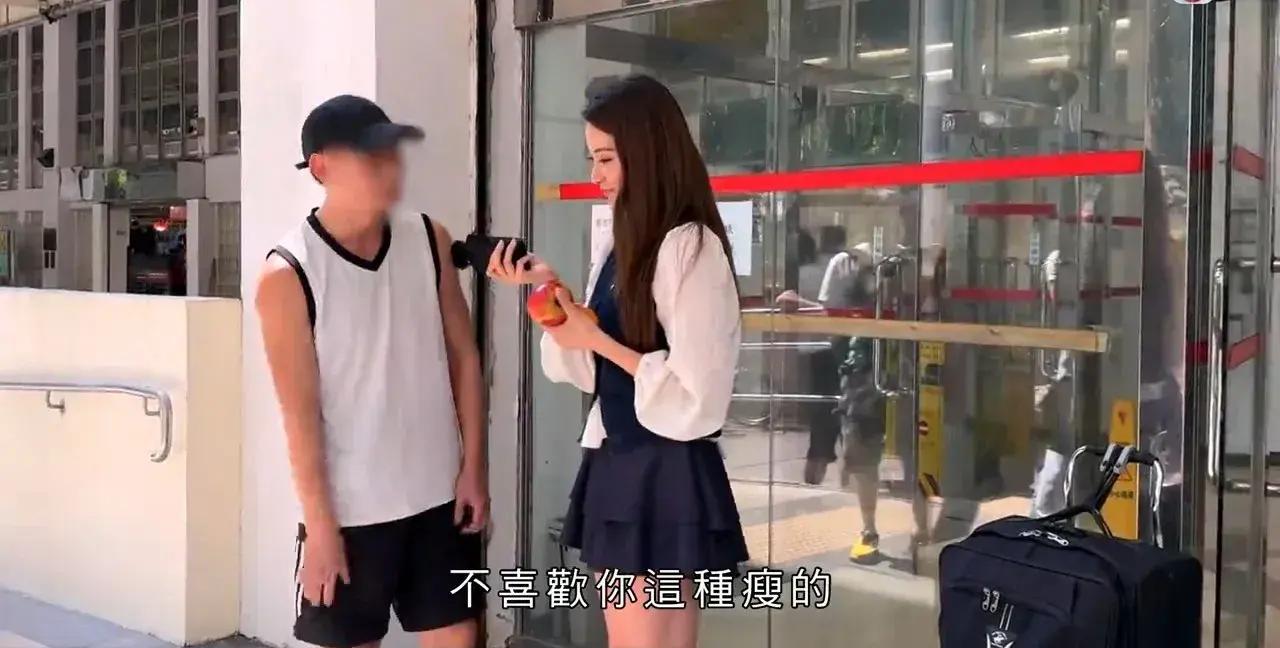 日前《東張西望》播出的追訪片段中，製作組針對「上水男『咪』神」阿海長期在超市用指甲損壞水果零食的行為展開調查。(圖：《東張西望》截圖)