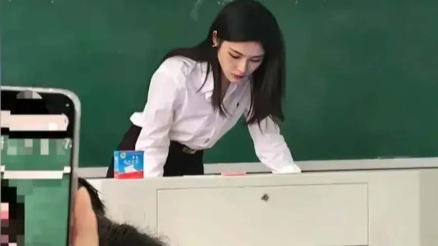 什麼神仙老師？湖南副教授顏值學識雙在線，學生瘋搶第一排的封面圖片