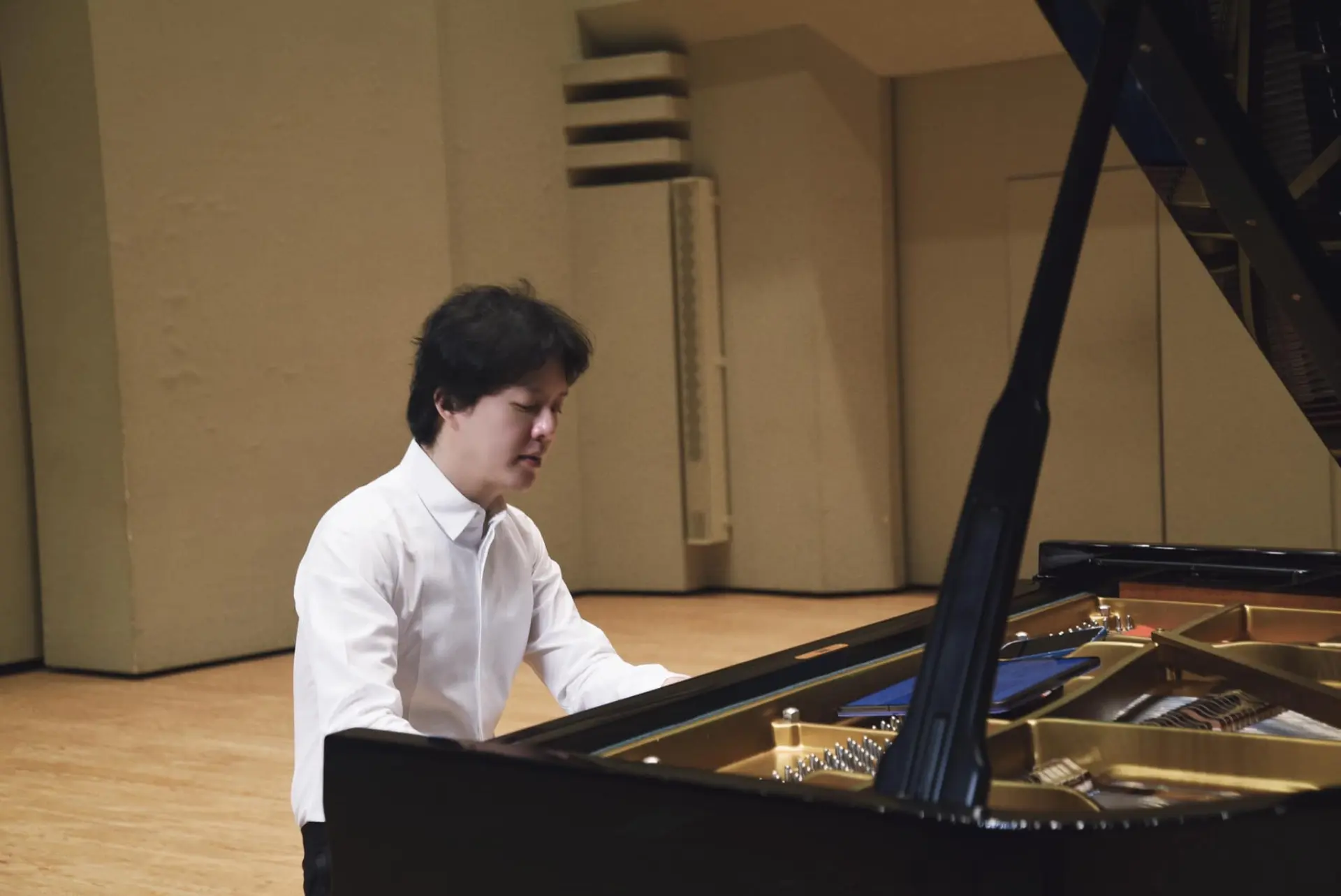 截至 2025 年 10 月 31 日晚間,李雲迪及其團隊尚未對該指控作出任何公開回應,官方單位亦未針對事件發布說明。輿論場上,部分網民對指控表示震驚,認為若屬實性質嚴重。(圖:Yundi 李雲迪@FB)