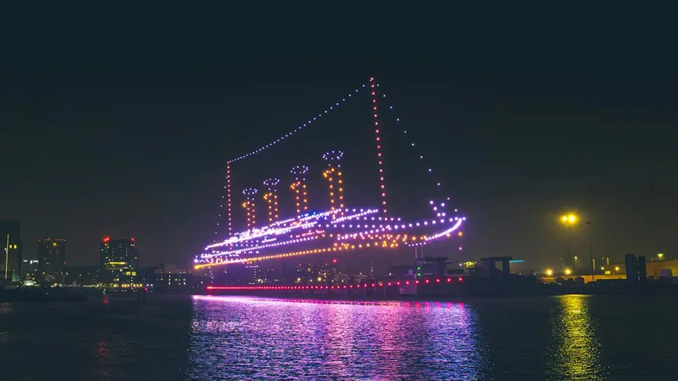 BBC為了宣傳新紀錄片，也為了紀念鐵達尼號（RMS Titanic）啟航114周年，直接動用近1000架無人機，在漆黑的夜空中，把這艘百年巨輪114年前駛離母港的樣子，完美還原在所有人眼前。（來源：bbcpress@X）