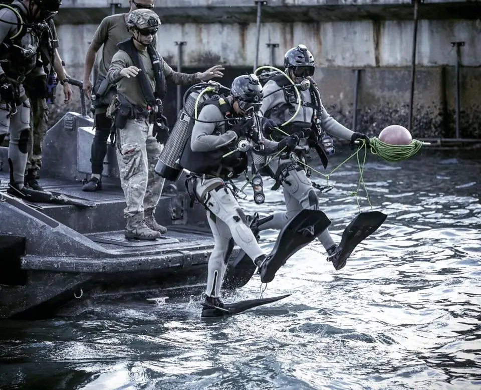 涉事的是31歲黃姓男高級督察，已服務警隊約9年，目前擔任機動部隊教官。出於對「飛虎隊」的嚮往，他參加了這次俗稱「地獄周」的飛虎隊「進階遴選」測試，當日測試項目包含跳水、游水及潛水等內容。(圖：香港警察 Hong Kong Police@FB)