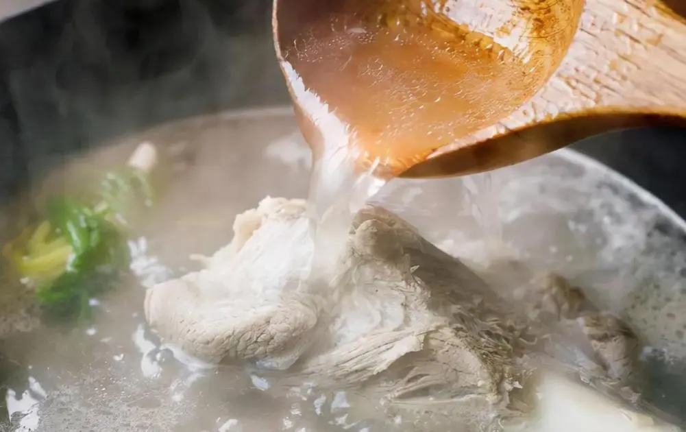 煮肉時浮現的浮沫非純髒物也非全精華，而是蛋白質受熱後的「微觀舞蹈」。掌握「前髒後香」原則，冷水下鍋撇去初期暗色腥沫，保留後期白色細沫，就能煮出鮮美無腥的好湯。（示意圖來源：網絡）