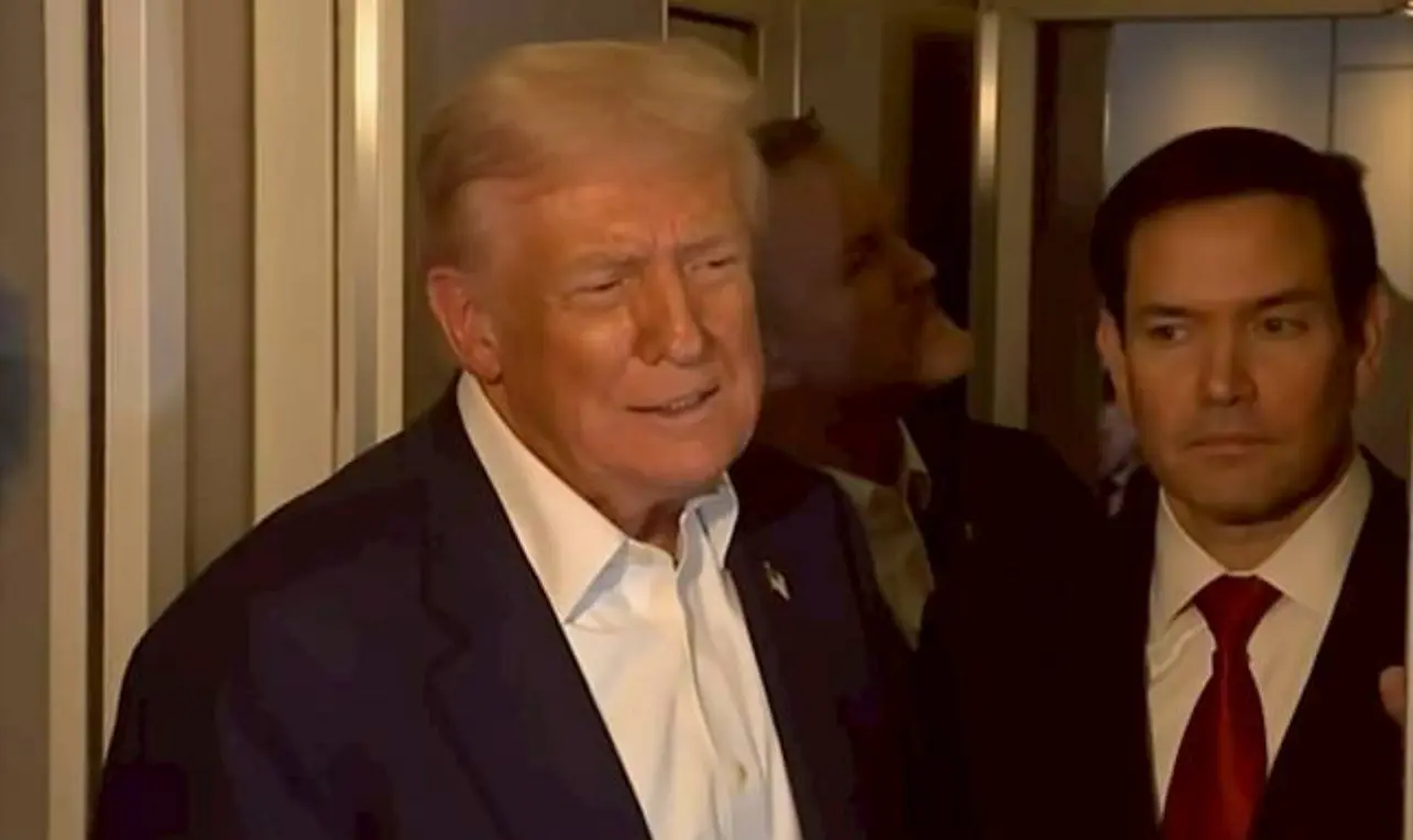 特朗普週一(27日)在專機「空軍一號」上由馬來西亞飛往日本途中回應「第三任期計劃」。視頻截圖