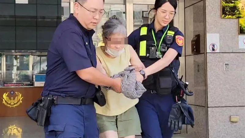 曾婦因多起竊盜案（含在家樂福重慶店偷竹筍）被判合併拘役 55 天，未按時到案執行，士林地檢署已於 9 月 30 日發布通緝。​(圖：視頻翻攝)