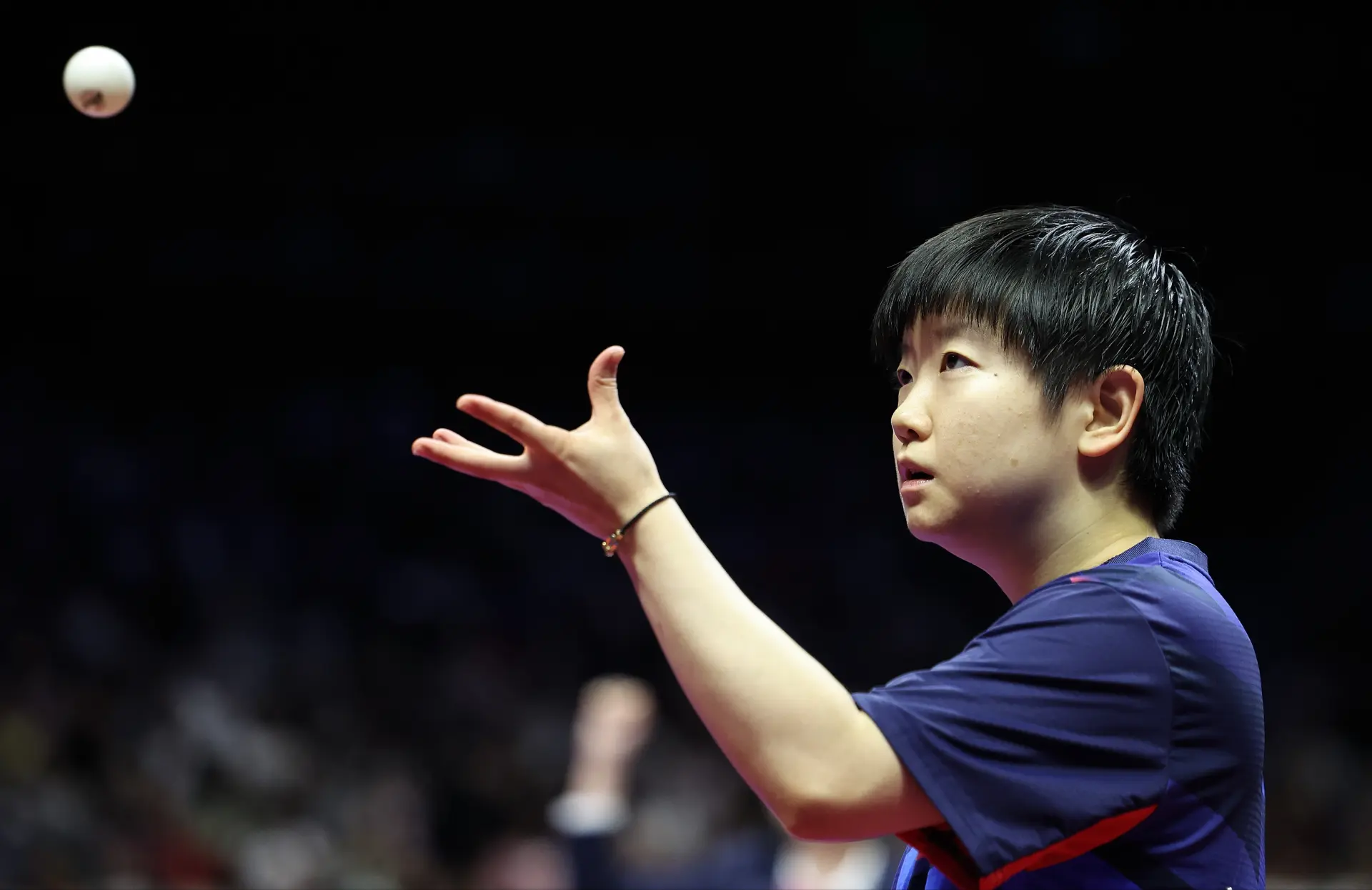 局間休息時孫穎莎離場更換球服，重回賽場後狀態煥然一新。第五局她開局就打出7-1的強勢攻勢，讓現場孫穎莎的球迷歡呼不斷。(圖：新華社)