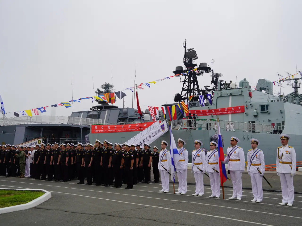 圖為中俄今年8月舉行的海上聯合演習。（新華社資料圖片）