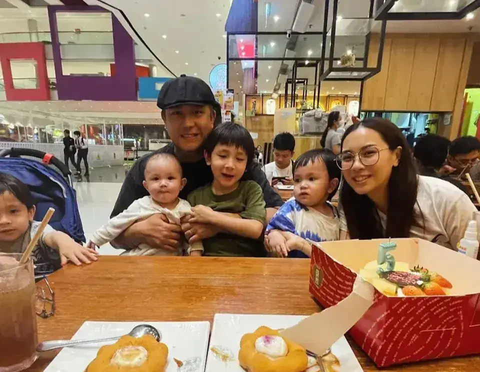 張致恒與妻子區燕雯 2019 年結婚後誕下 4 名兒子,一家六口開支巨大,曾因欠租被逼遷,妻兒更一度入住庇護中心。(圖:stevencheung@IG)