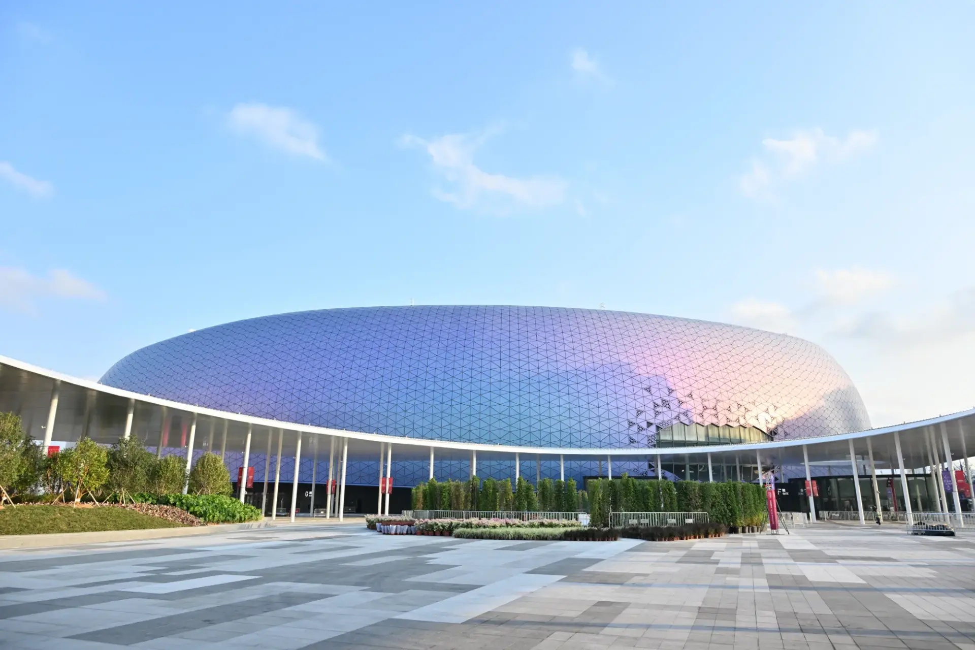作為香港全新大型綜合體育娛樂地標，啟德體育園主場館可容納多達 5 萬名觀眾，配備开合式上蓋及靈活場地系統，此前已承接 Coldplay、周杰倫等多場重量級演唱會，設施完善度備受肯定。(圖： 網絡翻攝)