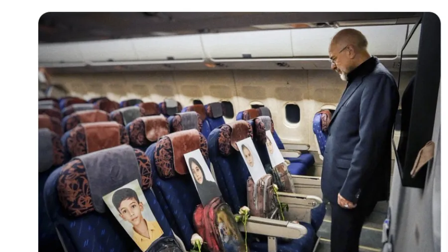 伊朗代表團飛機上擺放兒童照片 「米納卜168」背後是美以空襲慘狀的封面圖片