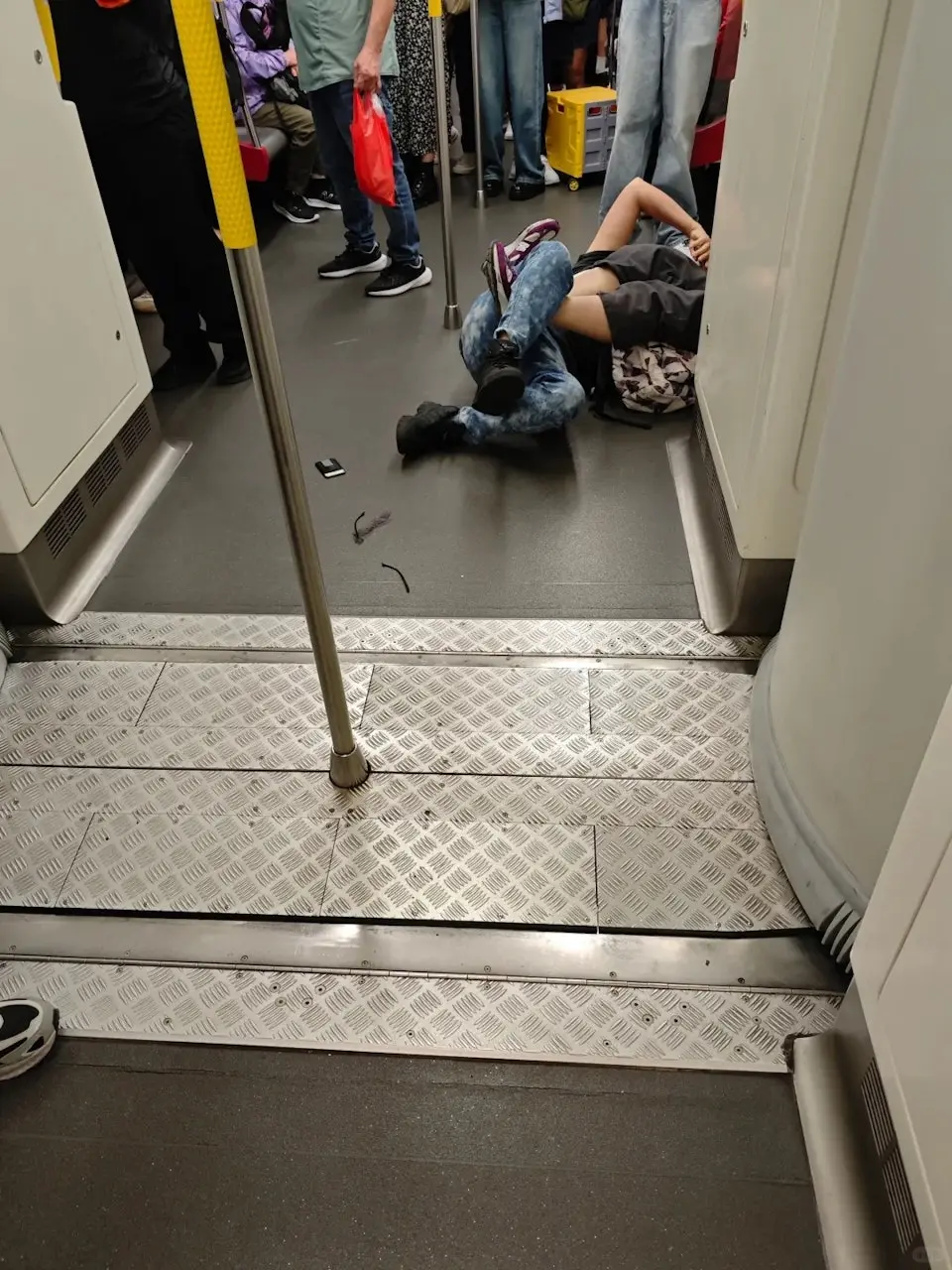 兩名涉案女子打至倒地，扭作一團，四腳交纏；手機摔破、眼鏡「斷臂」。（小紅書 地下長城 圖片）