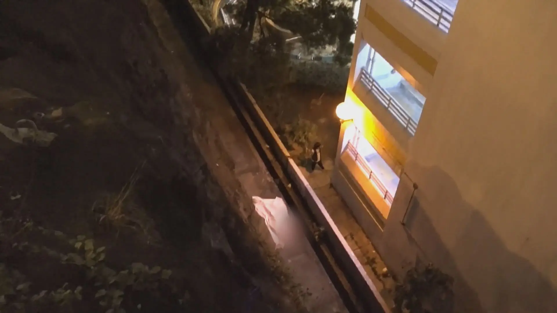 現場消息顯示，單位內遺留一把疑似兇器的鈍物，另有一封林翁的遺書。遺書中他指控鍾女自去年中起有外遇，更稱對方在食物中下毒，導致自己患上高血壓及腎病，直言「出於憤怒」下手。​(圖：網絡翻攝)