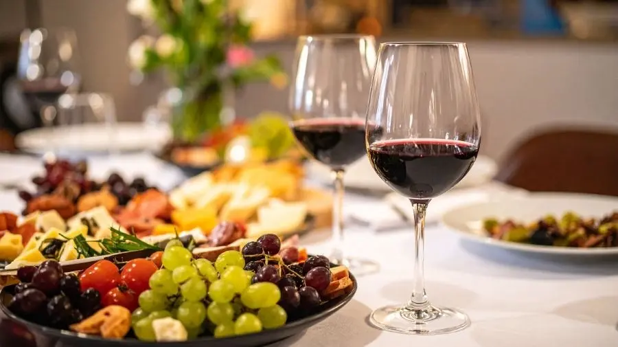 紅酒裡含有擁有豐富的多酚類化合物，能中和自由基，降低細胞受損，甚至改善血管彈性。