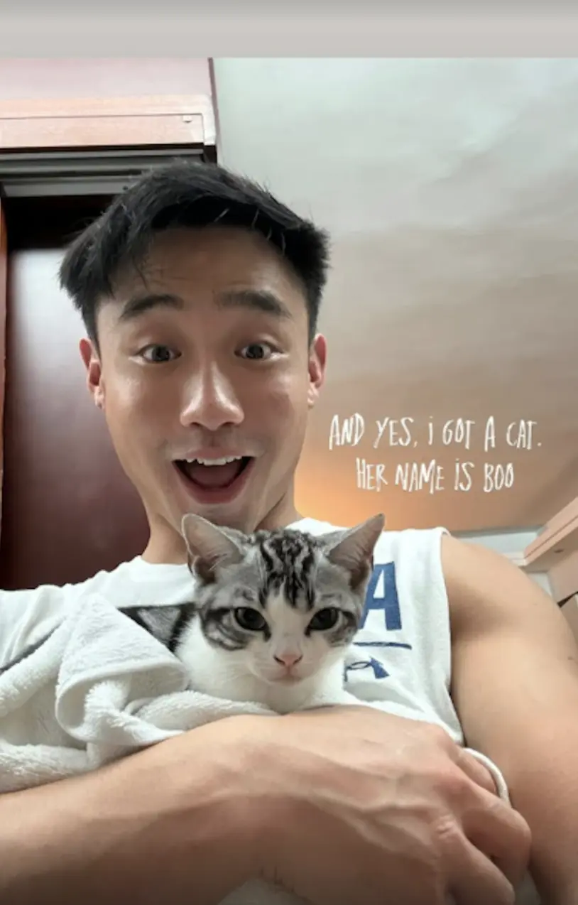 而 Elvis 也曾在 IG 限時動態上傳抱住一隻貓的合照，配文寫道「I got a cat. Her name is Boo.」，無疑印證了二人透過愛貓傳情的戀愛細節。​​(圖： IG截圖)