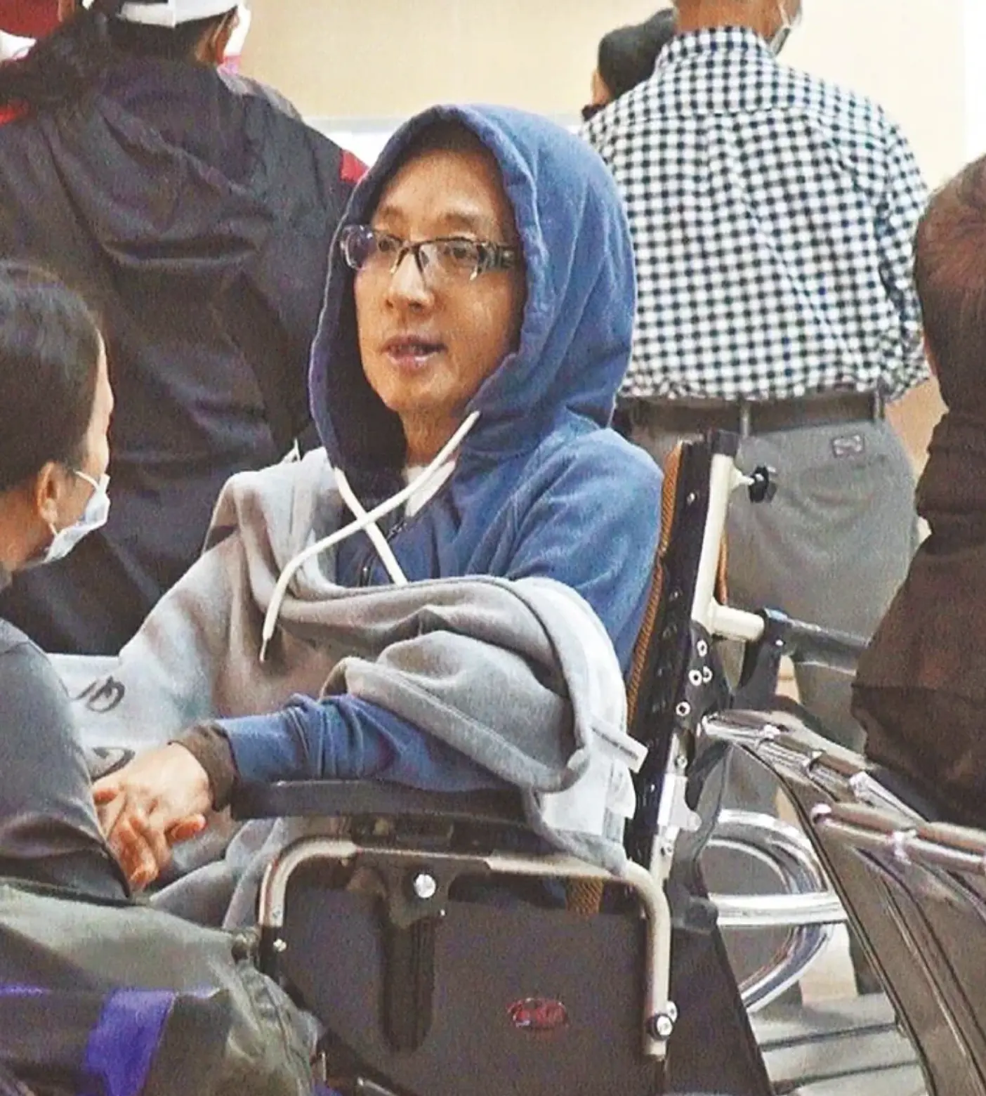 豈料禍不單行，2020年10月，袁惟仁在家中試圖撐著輪椅扶手起身時，因力氣不足再度跌倒，頭部撞到地板陷入昏迷，緊急送進台東馬偕醫院加護病房，經治療後昏迷指數從3進步到6至7，一度讓親友倍感振奮。(圖：網絡截圖)