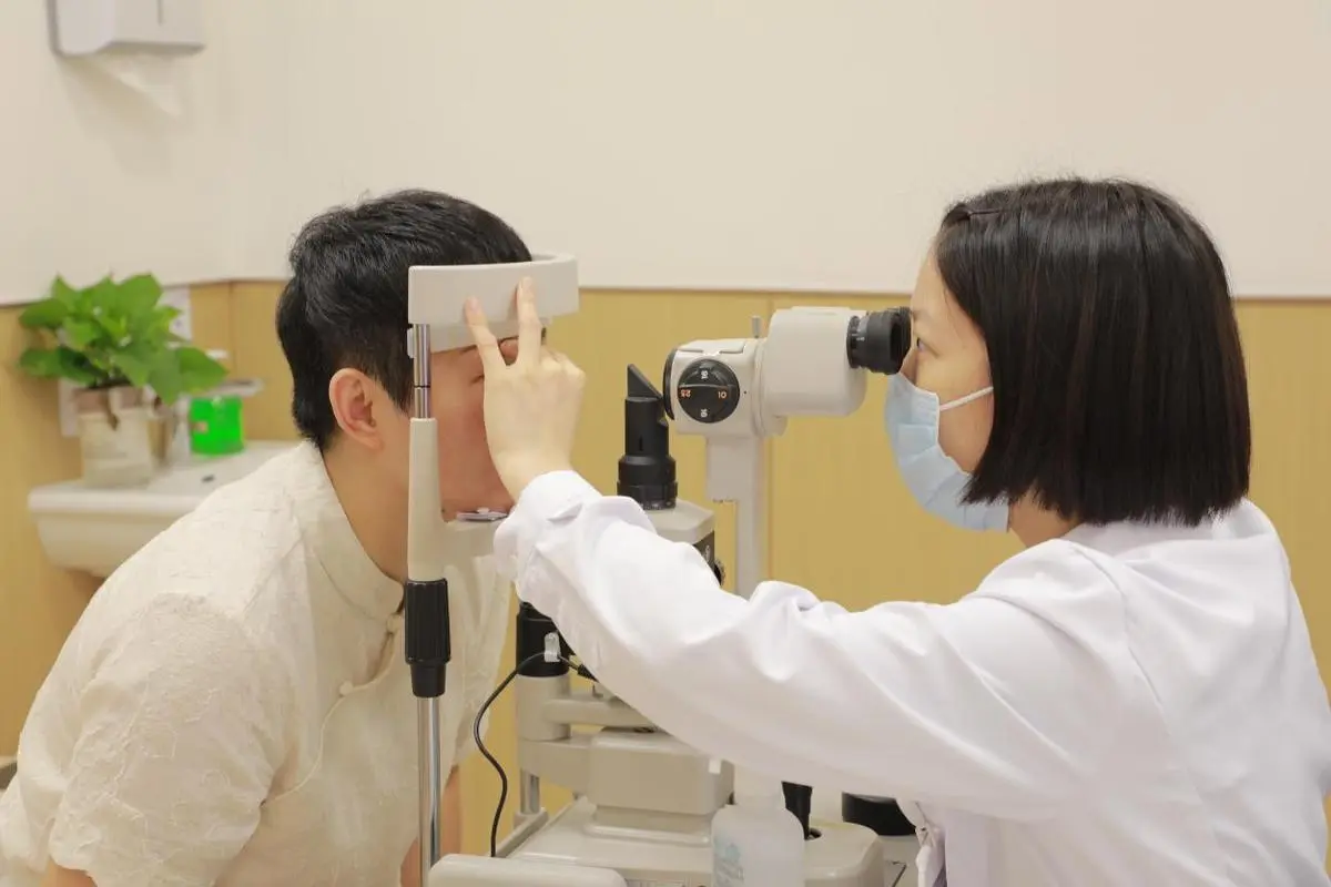 其實養護眼睛很簡單：規律作息不熬夜，控制血糖血壓，少揉眼睛、不用來路不明的眼藥水，中老年人記得定期做眼底檢查，戒菸限酒也能減輕對身體的負擔。（示意圖來源：網絡）