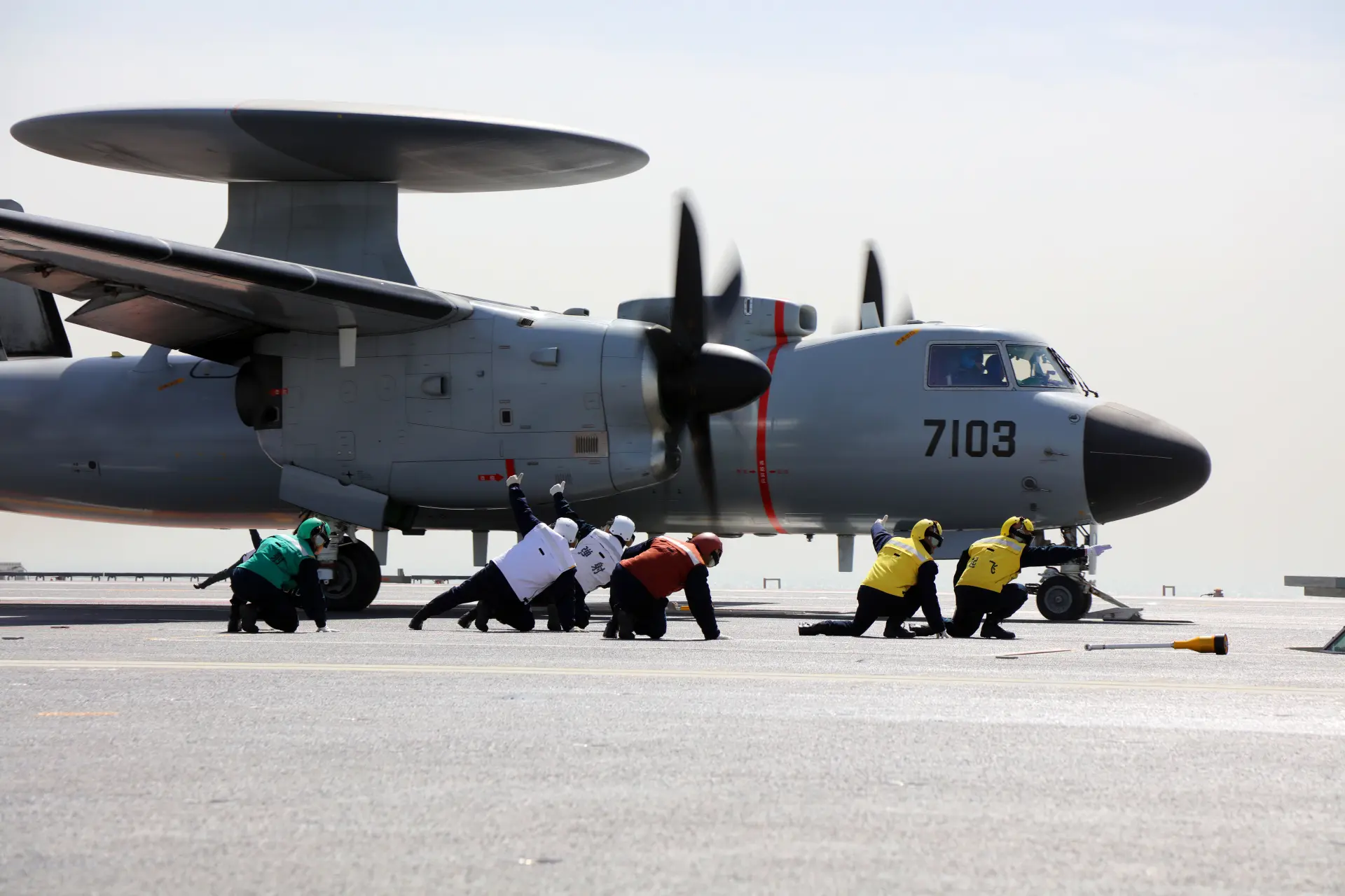 空警-600極大提高了航母編隊遠程探測預警和指揮引導能力，從而大幅度提升海軍航母編隊遠海攻防作戰能力。(圖：新華社)