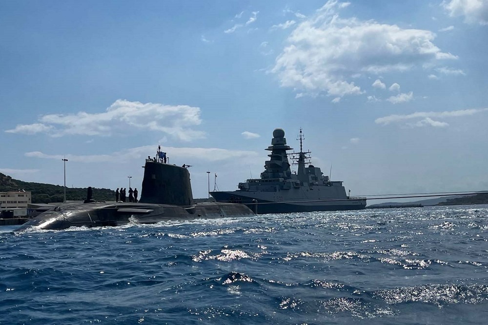 英軍「大膽號」核潛艇結束地中海部署任務，緩緩駛進母港、位於蘇格蘭的克萊德海軍基地。（英國皇家海軍網站）