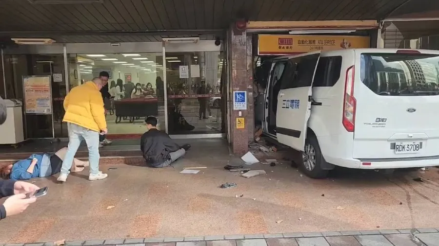 台灣三立電視採訪車失控衝入台北銀行 10 人受傷 3 人危殆司機遭拘留的封面圖片