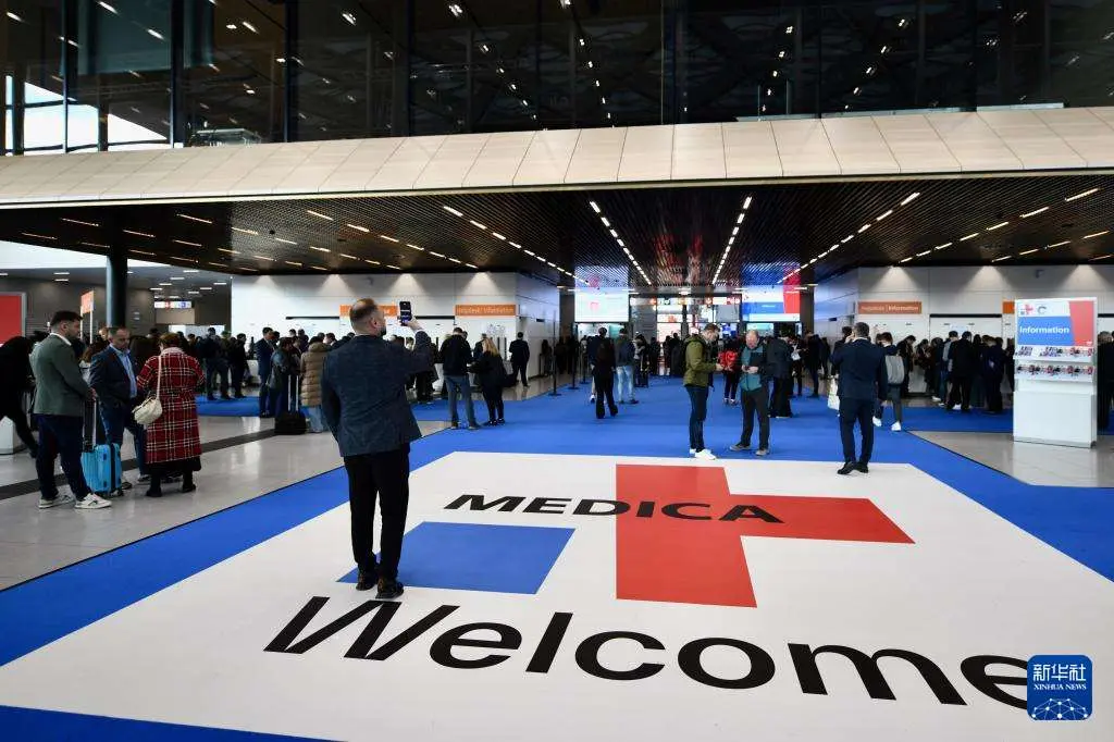 11月17日，一名參觀者在德國杜塞爾多夫國際醫療器械設備展的主入口處拍照。 (新華社)