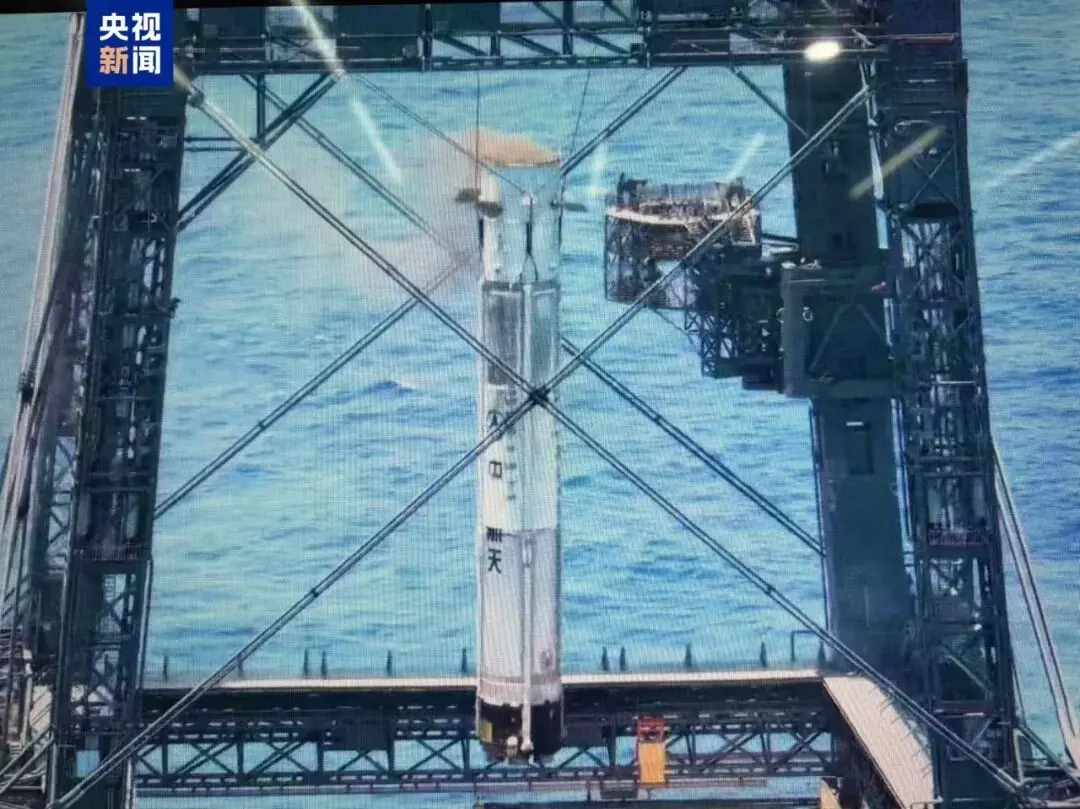 長征十號乙運載火箭（以下簡稱長十乙）在海南商業航天發射場發射升空，將衛星順利送入預定軌道，首飛任務取得圓滿成功。在火箭一二級分離6分鐘後，一級垂直返回，通過網系捕獲方式成功回收。(央視新聞客戶端報道配圖)