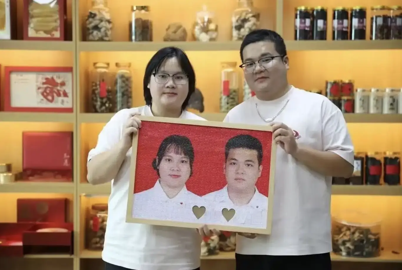 面對「測 DNA」的玩笑，梁女士淡定回應「領證時做過婚檢，有問題早被通知了」。對於流量，夫婦倆態度謹慎，雖收到合作邀約卻仍在觀望，暫不打算上架商品。(圖：網絡截圖)