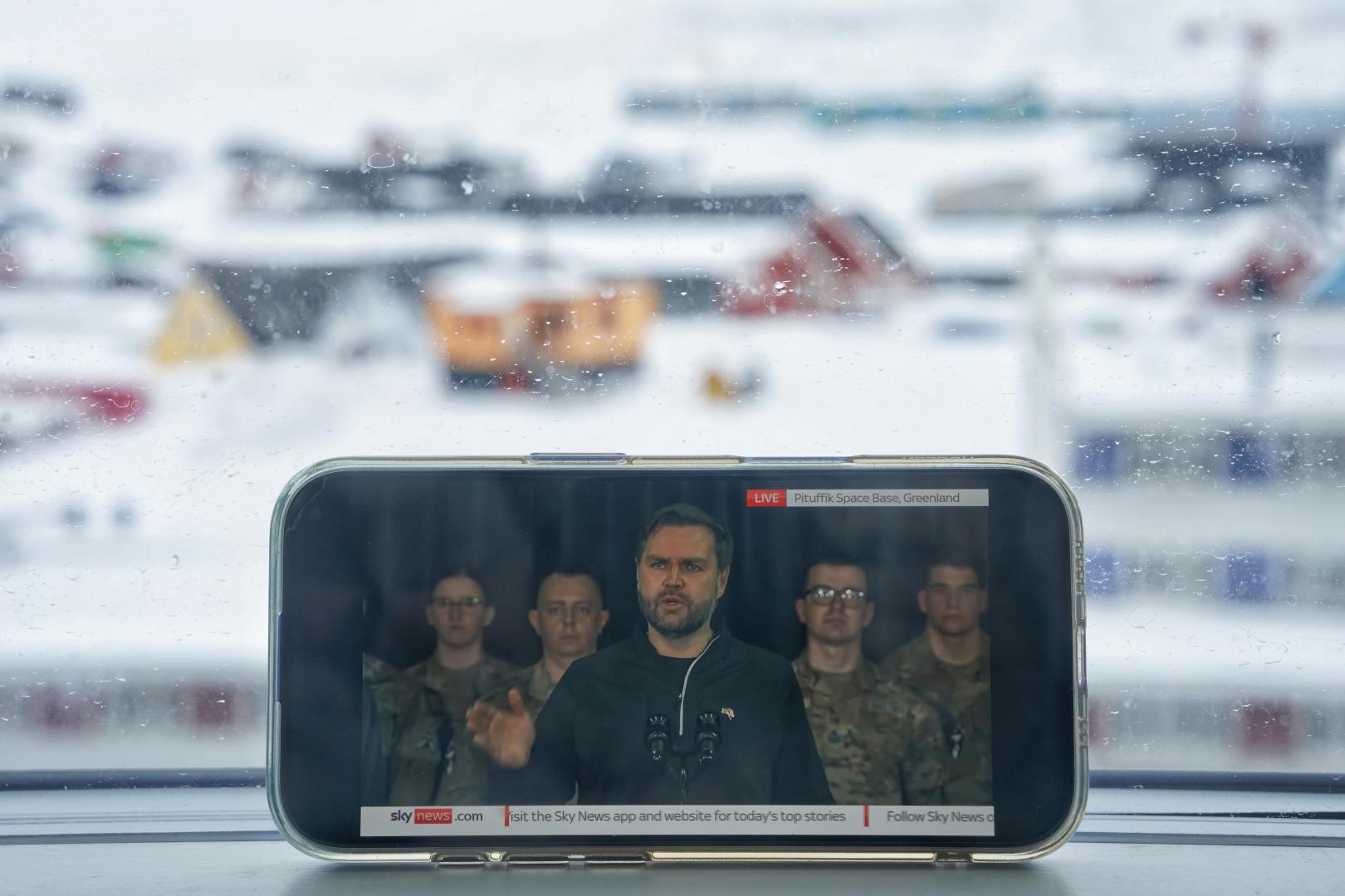 這是3月28日在丹麥自治領地格陵蘭首府努克拍攝的美國副總統萬斯演講的直播畫面。美國副總統萬斯28日下午率代表團抵達在丹麥自治領地格陵蘭的美軍基地。當天成立的格陵蘭島新一屆自治政府表示，美方此行對格陵蘭人民“缺乏尊重”，格陵蘭島無意成為美國的一部分。（新華社）