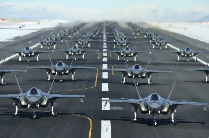 殲-20戰機群展現大象跳舞。外媒報導，中國現有約300架殲-20戰機，到2030年，可達500架。   圖 : 翻攝自利刃