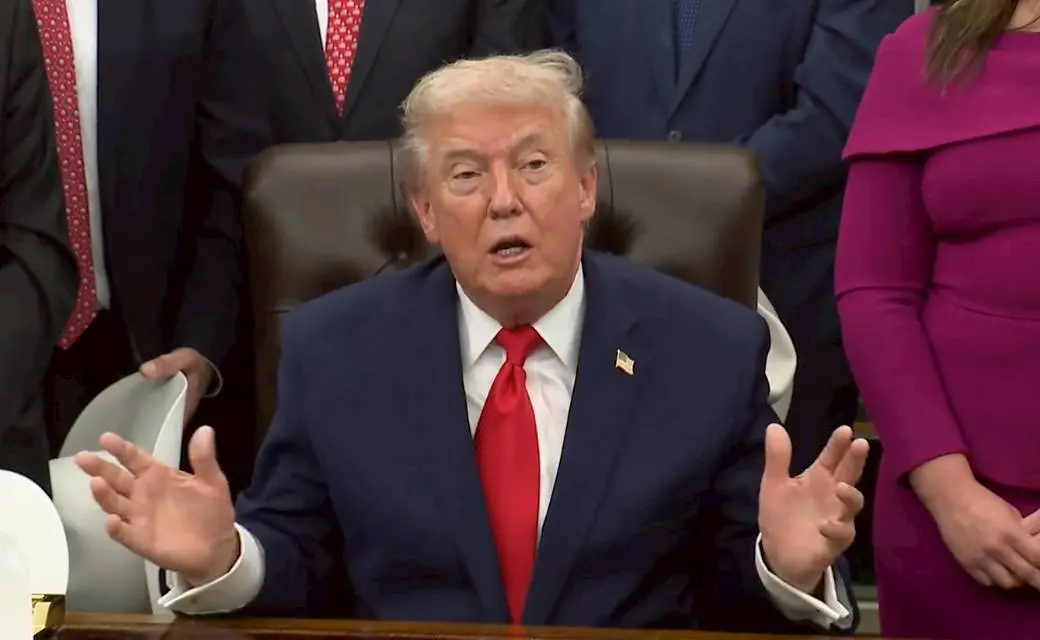 特朗普在白宮回應事件。（影片截圖）