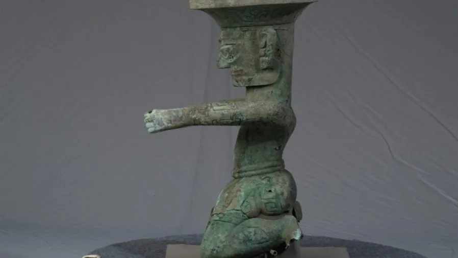 非神話外星符號 三星堆頂尊跪坐人像為古蜀先民禮神實錄的封面圖片