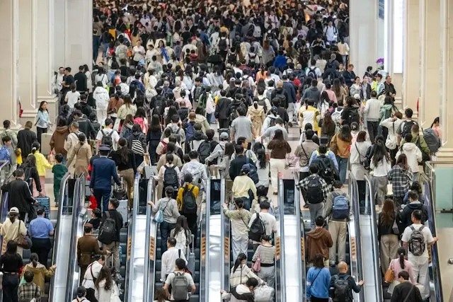 中秋、國慶假期運輸週期，全國鐵路旅客發送人數將達到2.84億人，最高峰單日發送量預計超過2440萬人，有望創國慶峰值歷史新高。（新華社）