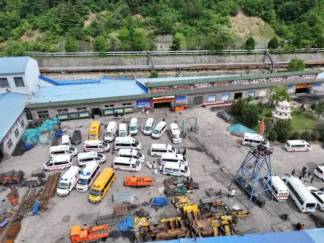 5月23日深夜，在山西通洲集團留神峪煤礦瓦斯爆炸事故救援現場，在井下搜救已超10個小時的救援人員上井。（新華社）