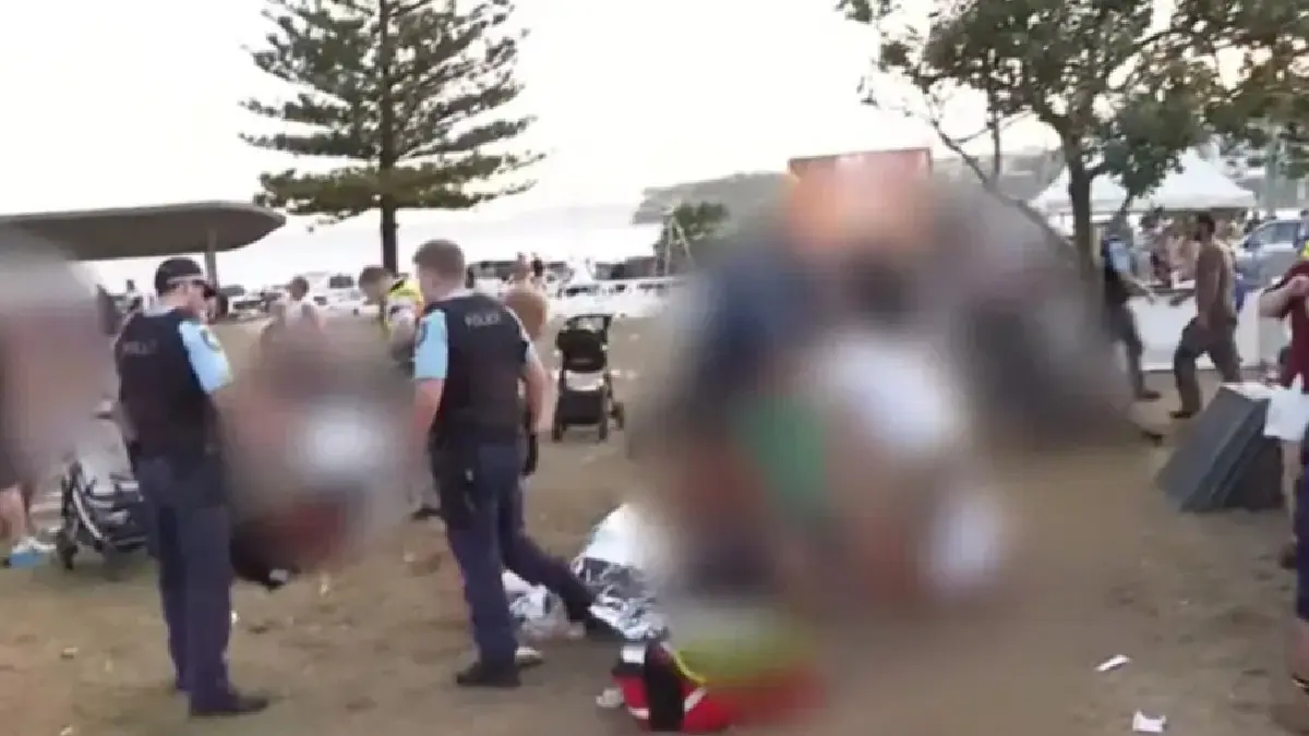 目擊者受訪時表示，現場「到處都是血，至少 10 個人倒在地上」，槍擊過程約持續 10 分鐘，形容如同「人間地獄」。網路流傳影片顯示，警員在現場對倒地民眾實施心肺復甦術，空中有警方直升機盤旋，透過廣播要求非緊急人員撤離。(圖：視頻截圖)