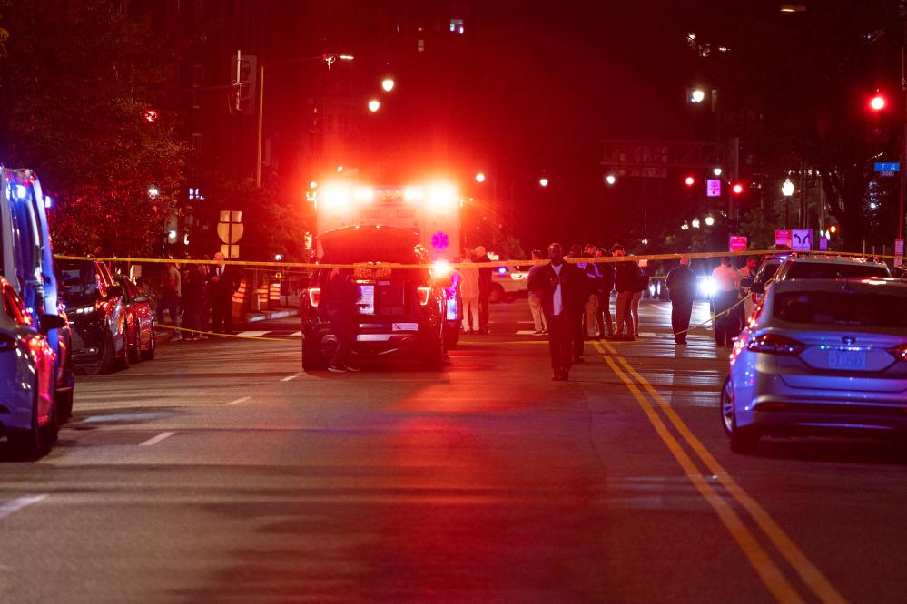 5月22日,警察在美國華盛頓另一宗懷疑恐怖襲擊事件案發現場附近工作。(新華社)