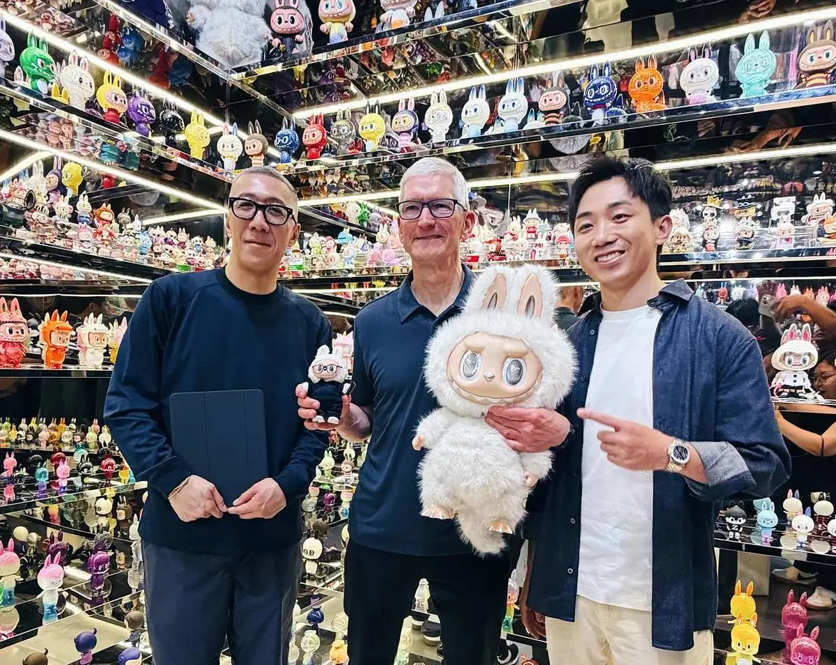 直播當天下午，庫克還馬不停蹄造訪上海 THE MONSTERS 十周年巡展，會晤泡泡瑪特創辦人王寧及 LABUBU 原創作者龍家昇。(圖：kasinglung@IG)