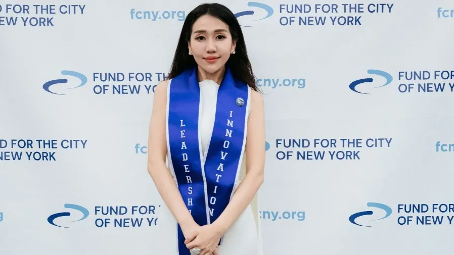 何超盈博士現身香港藝術學院畢業典禮 博士袍加身與畢業生同慶 以委員身份助陣年輕藝術家的封面圖片