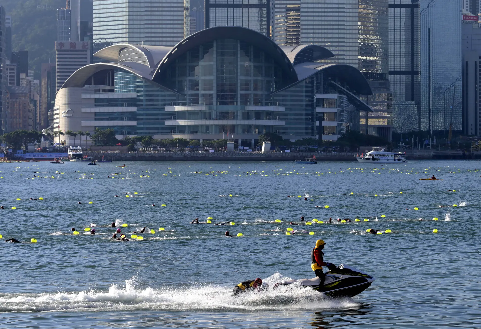 據泳總賽後統計，本屆實際下水人數達 3700 人，創下歷年新高。中國香港游泳總會會長王敏超表示，長遠希望將參賽規模擴容至 5000 甚至 1 萬人，目前面臨救生員不足等問題，未來考慮引入內地救生員解決這一難題。(圖：新華社)