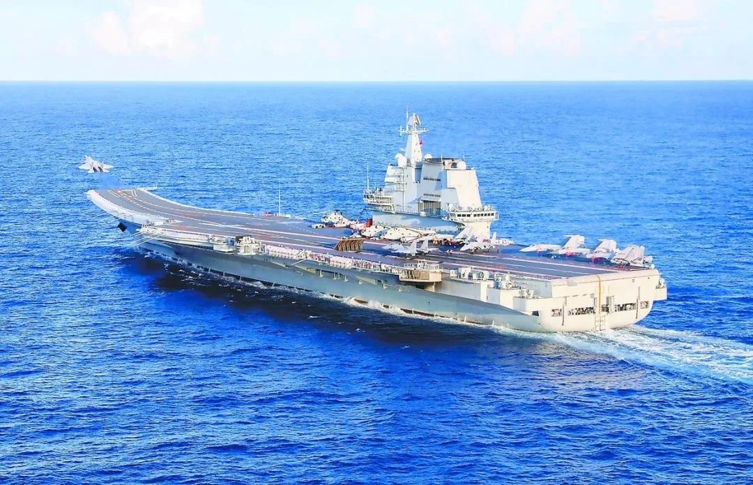 6月上旬,中國海軍遼寧艦、山東艦航母編隊赴西太平洋等海域開展訓練,檢驗部隊遠海防衛和聯合作戰能力。圖為山東艦放飛艦載戰鬥機。(環球網)