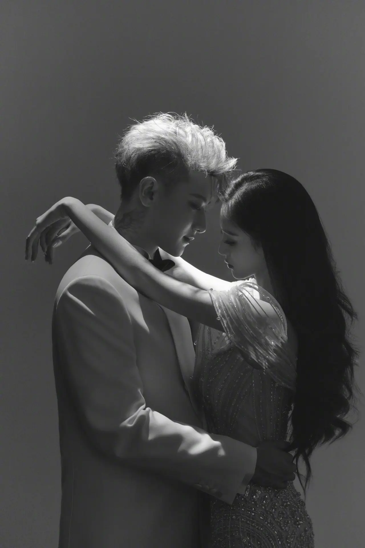 內地男星黃子韜與旗下女星徐藝洋在社交平台同步晒出婚紗照，並甜蜜標記對方，為即將到來的婚禮預熱。(片：ACE-YOUNGKINGYOUNGBOSS@微博)