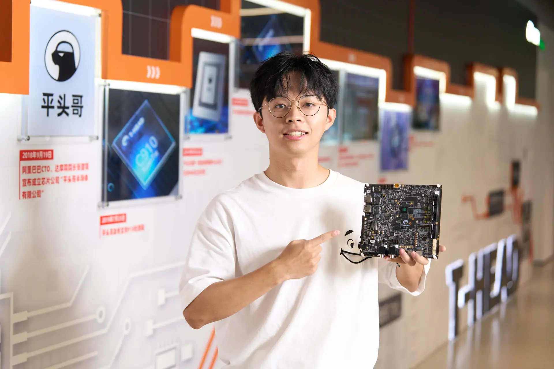 彭博引述消息報道，阿里巴巴（09988）計劃分拆旗下半導體晶片業務平頭哥（T-Head）獨立上市，消息一出立即刺激集團股價走強。(圖：網絡截圖)