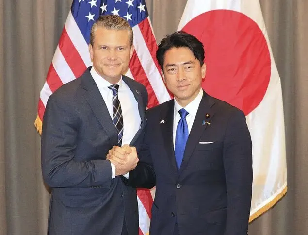 日本防衛相小泉進次郎（右）和美國國防部長赫格塞思在會談前合影。10月28日攝於菲律賓中部城市宿霧。（共同社）