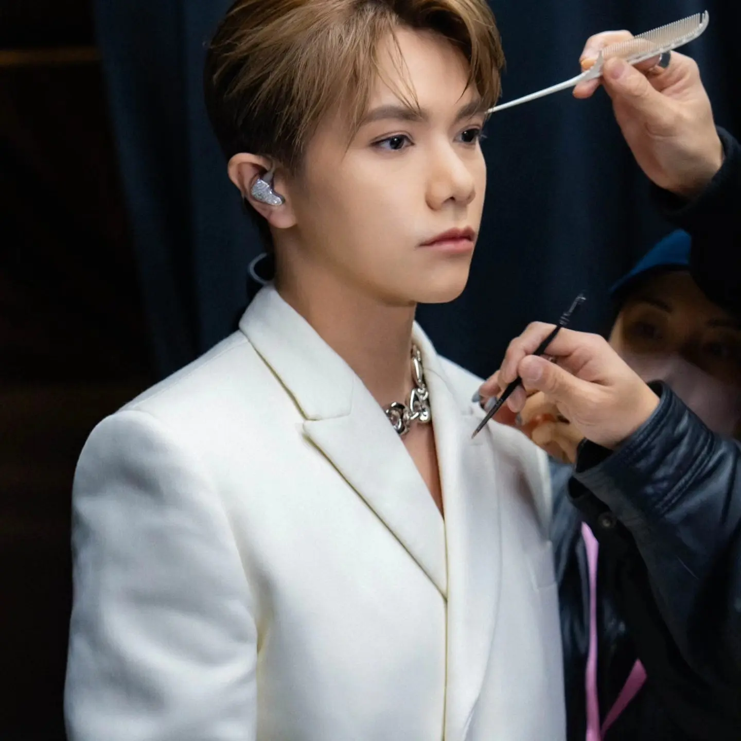 事實上，向來熱心社會事務的張敬軒，自火災發生以來便全程關注災情。據網民留意，軒公每日都會在個人社交平台轉發大埔區的救援資訊、物資捐贈點、臨時庇護中心等實用信息，為受災居民及關心災情的市民搭建資訊橋樑。(圖：張敬軒 Hins Cheung@FB)